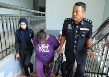 SUSPEK wanita berusia 50-an yang dipercayai terlibat dalam kes culik remaja perempuan direman di Mahkamah Majistret Seremban hari ini. - UTUSAN/MOHD. SHAHJEHAN MAAMIN