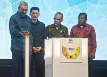 WAN Ahmad Dahlan Abdul Aziz (kiri) ketika merasmikan Program Bitara MADANI - Bicara Aspirasi H.E.M.A.T: Aspirasi Menuju Reformasi Zon di Pusat Konvensyen PICCA Butterworth Arena, Pulau Pinang hari ini. - UTUSAN/IQBAL HAMDAN