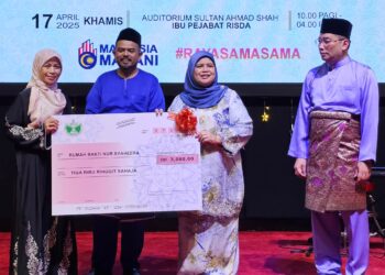 MANNDZRI Nasib (dua dari kiri) bersama Timbalan Menteri Kemajuan Desa dan Wilayah, Datuk Rubiah Wang menyampaikan sumbangan pada Majlis Sambutan Hari Raya Aidilfitri RISDA 2025 di Ibu Pejabat RISDA, Kuala Lumpur.