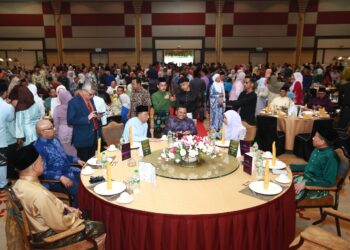 AMIRUDIN Shari dan Mahmud Abbas pada majlis Jalinan Aidilfitri PKNS di Shah Alam, Selangor hari ini. - UTUSAN/ AFIQ RAZALI