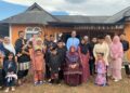 MANARINA HASYA Muhamad Karim (dua dari kanan) bergambar kenangan bersama keluarga ibunya ketika beraya di rumah nenek mereka di Felcra Bukit Kepong, Segamat, Johor baru-baru ini.