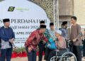 AMINUDDIN Harun menyampaikan kit bakal haji dan buku panduan urus harta bakal haji kepada peserta pada Majlis Perasmian Penutup Kursus Perdana Haji Peringkat Negeri Sembilan di Kompleks Islam Tuanku Muhriz USIM, Negeri Sembilan. - UTUSAN/NUR SHARIEZA ISMAIL