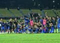 PEMAIN dan pegawai Kuching City bergambar bersama selepas tamat perlawanan terakhir Liga Super bertemu Negeri Sembilan di Stadium Tuanku Abdul Rahman, Paroi, Seremban, semalam. -UTUSAN/MOHD. SHAHJEHAN MAAMIN.