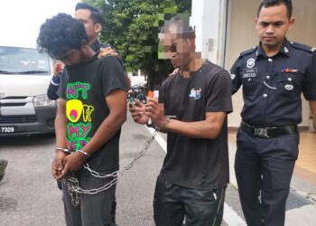 A. THINES (kiri) yang dituduh melakukan jenayah curi ragut dibawa ke Mahkamah Sesyen di George Town, Pulau Pinang hari ini untuk dibicarakan. - UTUSAN/SAFINA RAMLI