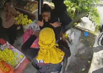 TANGKAP layar video tular kejadian samun yang berlaku di sebuah kedai bunga di Jenjarom, Selangor.
