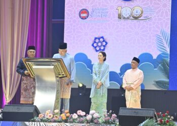 SULTAN Perak, Sultan Nazrin Muizzuddin Shah menandatangani plak perasmian Gerbang Suria UPSI di Dewan Tuanku Canselor UPSI di Tanjung Malim hari ini. - UTUSAN/IHSAN UPSI
