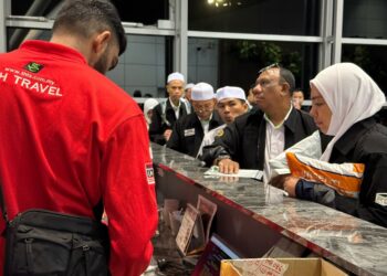 SEBAHAGIAN petugas Tabung Haji ketika melapor diri serta urusan penerimaan kelengkapan bertugas di Anjung Tinjau, KLIA Terminal 1, Sepang hari ini.