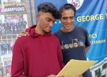 R. PRAVIEEN ditemani bapanya. B. Ravindran ketika ditemui pemberita selepas mendapat keputusan cemerlang dalam SPM 2024 di SMK King George V, Seremban hari ini.-UTUSAN/NOR AINNA HAMZAH.