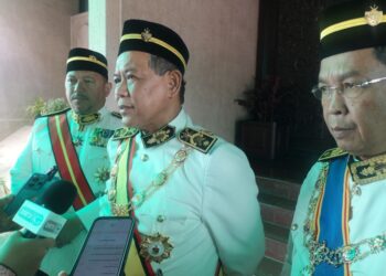 AMINUDDIN Harun ditemui pemberita selepas Istiadat Pembukaan Persidangan Pertama Penggal Ketiga Dun  Negeri Sembilan Ke-15 di Seremban hari ini.- UTUSAN/NUR SHARIEZA ISMAIL