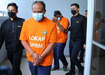 DUA anggota polis direman lima hari bagi membantu siasatan selepas disyaki meminta dan menerima rasuah kira-kira RM6,000 daripada seorang pemilik syarikat.-UTUSAN/MOHD. SHAHJEHAN MAAMIN.