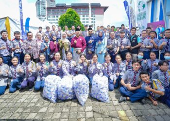 SUKARELAWAN yang terlibat pada program kitar semula botol plastik anjuran WYF di MITC, Ayer Keroh, Melaka.