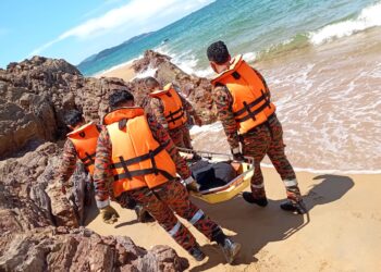 ANGGOTA bomba membantu mengusung seorang mangsa yang cedera selepas terjatuh ketika mendaki Bukit Bendera, Pantai Teluk Mak Nik, di Kemaman, Terengganu. - IHSAN BOMBA