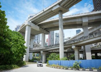 LOKASI seorang pemboceng motosikal yang maut kerana terjatuh dari Lebuhraya Bertingkat Damansara-Shah Alam (DASH) pada Februari lalu. – UTUSAN/SADDAM YUSOFF