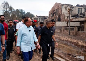 ANWAR ketika mengadakan tinjauan kebakaran saluran paip gas Petronas di Putra Heights, hari ini. - PEJABAT PERDANA MENTERI