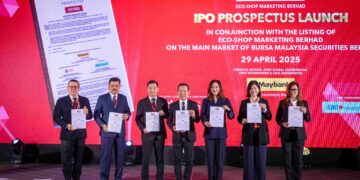 PENGASAS dan Pengarah Urusan Eco Shop Marketing Berhad, Datuk Seri Lee Kar Whatt (tengah) dan Ketua Pegawai Eksekutif Eco Shop Marketing Berhad, Jessica Ng (tiga dari kanan) serta ahli lembaga pengarah Eco Shop Marketing Berhad memegang buku Prospektus IPO Eco Shop Marketing Berhad yang dilancarkan secara rasmi di Hotel Sheraton di sini, semalam. - UTUSAN/MUHAMAD IQBAL ROSLI