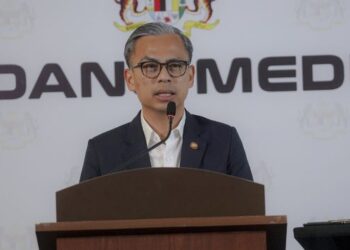FAHMI Fadzil pada sidang akhbar mingguan di Putrajaya, semalam. - UTUSAN/FAISOL MUSTAFA