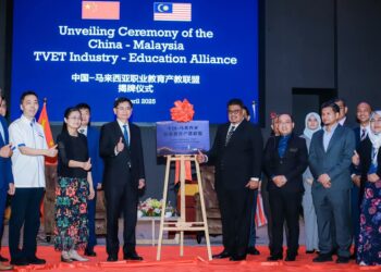 AB. RAUF Yusoh (enam dari kanan) menyaksikan pelancaran Perikatan Industri-Pendidikan TVET China-Malaysia pada Majlis Lawatan Rasmi Gabenor Wilayah Guangxi di sebuah hotel di Banda Hilir, Melaka.