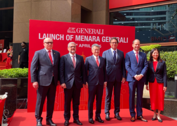 LIEW Chin Tong (tiga dari kiri) bersama Valentino Valentini (kiri) bersama barisan wakil syarikat Generali selepas pelancaran ibu pejabat syarikat itu di sini, hari ini.-UTUSAN/SABRINA ZULKIFLI.