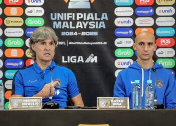 HECTOR Bidoglio (kiri) bersama Natxo Insa dalam sidang akhbar di Stadium Nasional Bukit Jalil, semalam. - UTUSAN/FARIZ RUSADIO