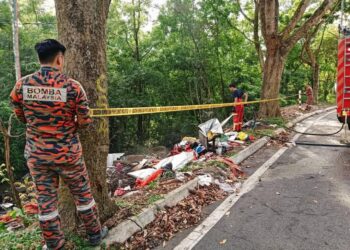 SEPASUKAN anggota bomba dari Balai Bomba dan Penyelamat (BBP) Seremban 2 mengambil tindakan pantas apabila memadamkan pembakaran terbuka di kawasan berisiko di Taman Bukit Sendayan, Seremban 2 pagi semalam.