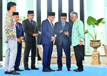 AL-SULTAN ABDULLAH Ri'ayatuddin Al-Mustafa Billah Shah (kanan) berkenan menerima mengadap Menteri Besar (tiga dari kanan) serta barisan kepimpinan tertinggi negeri Pahang di Istana Abdulaziz di Kuantan, Pahang. - FOTO/SHAIKH AHMAD RAZIF