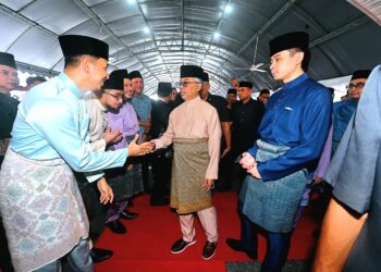 AL-SULTAN ABDULLAH Ri’ayatuddin Al-Mustafa Billah Shah (tengah) ketika berangkat ke Rumah Terbuka Aidilfitri PKNP di perkarangan Kompleks Teruntum di Kuantan, Pahang. - FOTO/SHAIKH AHMAD RAZIF
