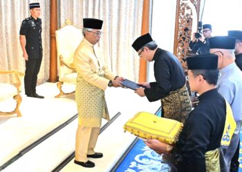 AL-SULTAN Abdullah Ri’ayatuddin Al-Mustafa Billah Shah menyampaikan surat cara pengisytiharan pelantikan Setiausaha Kerajaan Pahang kepada Nazri Abu Bakar di Balai Mahkota, Istana Abdulaziz di Kuantan, Pahang. FOTO SHAIKH AHMAD RAZIF
