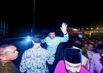 ANWAR Ibrahim (melambai) hadir pada Majlis Sambutan Aidilfitri Madani 2025 Peringkat Negeri Pahang di Pantai Batu Hitam, Beserah di Kuantan, Pahang. - FOTO/SHAIKH AHMAD RAZIF