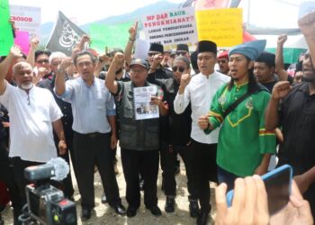 SEBAHAGIAN wakil daripada lapan NGO berhimpun bagi membuat laporan polis terhadap isu pencerobohan tanah di Sungai Ruan, Raub, Pahang. - FOTO/SALEHUDIN MAT RASAD