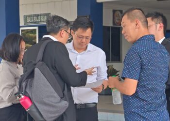 CHOW Yu Hui (tengah) bersama Wilson Chang (kanan) ditemani peguam masing-masing ketika hadir ke IPD Raub untuk dirakam keterangan.