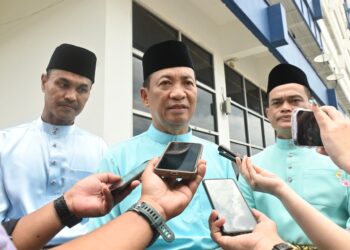 YAHAYA Othman (tengah) ketika ditemui media pada Majlis Rumah Terbuka Aidilfitri Ibu Pejabat Polis Kontinjen (IPK) Pahang, Kuantan. - FOTO/SHEIKH AHMAD RAZIF