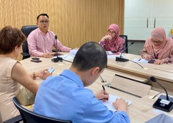 DANIEL Gooi (tengah) ketika mempengerusikan mesyuarat khas bagi membincangkan situasi semasa berhubung penularan HFMD di Pulau Pinang, hari ini.