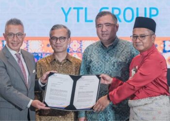 Anthony Loke menyaksikan sesi penyerahan Surat Setuju Terima (SST) dari Ketua Pegawai Eksekutif Perbadanan Aset Keretapi, Datuk Azhar Ahmad (kanan) kepada Ketua Pegawai Eksekutif YTL Communcations Sdn. Bhd. Wing K, Lee (kiri) Majlis Apresiasi Pelanggan dan Hari Terbuka RAC 2025 di Putrajaya. - UTUSAN/FAIZ ALIF ZUBIR