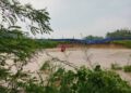 ANGGOTA bomba menyelamatkan seorang remaja lelaki yang dihanyutkan arus deras ketika mandi di sungai di Kampung Bukit Kledang di Kota, Rembau petang tadi.