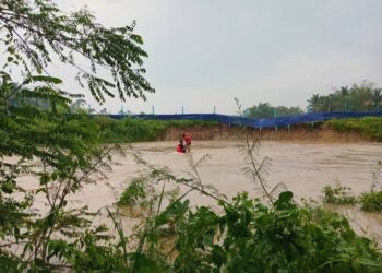 ANGGOTA bomba menyelamatkan seorang remaja lelaki yang dihanyutkan arus deras ketika mandi di sungai di Kampung Bukit Kledang di Kota, Rembau petang tadi.