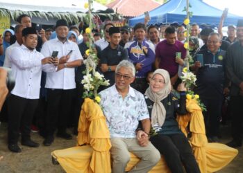 AL-SULTAN Abdullah Ri’ayatuddin Al-Mustafa Billah Shah dan Tunku Azizah Aminah Maimunah Iskandariah berkenan mencemar duli menyantuni rakyat di rumah Warisan Chenor di Maran, Pahang. - FOTO/SALEHUDIN MAT RASAD
