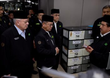 MOHD. Na'im Mokhtar melakukan lawatan ke Unit Proses Haji di Ibu Pejabat TH, Petaling Jaya, Selangor.