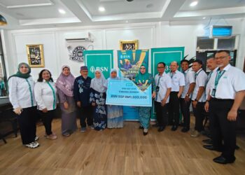 ROSWANI Ismail (lima kiri) semasa
Majlis Penyampaian Replika Cek Jutawan BSN SSP ke-110 di sini hari ini yang disempurnakan oleh Pengarah Negeri BSN Kelantan Noriza Hashim di Kota Bharu, Kelantan hari ini-UTUSAN/YATIMIN ABDULLAH
