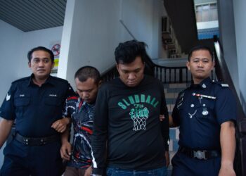 KEDUA-dua tertuduh mengaku bersalah di Mahkamah Majistret, Ayer Keroh, Melaka atas pertuduhan mencuri duit kutipan tabung masjid dan surau. - UTUSAN/ARIF HAMIZAN MISKON