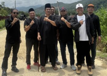 HASLIHELMY DM Zulhasli (kanan) ketika meninjau ladang durian di Sungai Ruan, Raub, Pahang.