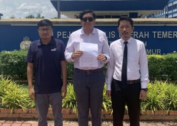 ABDULLAH Hakim Ahmad (tengah) membuat laporan polis terhadap sebuah akhbar berbahasa Cina tempatan di IPD Temerloh di Temerloh, Pahang.
