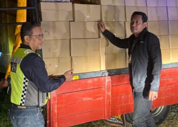 AZMAN Ismail (kiri) menunjukkan minyak masak peket yang cuba di seludup ke Thailand selepas menyerbu sebuah rumah di Tendong, Pasir Mas, Kelantan-IHSAN KPDN KELANTAN