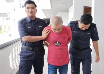 TAN Geok Soo dihadapkan ke Mahkamah Sesyen, Ayer Keroh, Melaka atas pertuduhan melakukan amang seksual fizikal terhadap seorang kanak-kanak perempuan berusia 10 tahun, minggu lalu. - UTUSAN/MUHAMMAD SHAHIZAM TAZALI