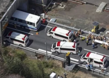 Dua bas persiaran terbabit dalam kemalangan berhampiran Terowong Kobotoke di Lebuh Raya Chuo, Hachioji, pada sekitar jam 10.15 pagi Sabtu waktu tempatan. - Foto BERNAMA/Kyodo
