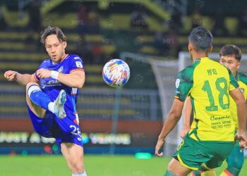 DARREN Lok cuba melepasi kawalan dua pemain KDA FC ketika aksi Liga Super di Stadium Darul Aman, malam ini. - IHSAN MFL