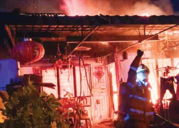 ANGGOTA bomba memadamkan kebakaran di sebuah rumah di Taman Daya, Johor Bahru.