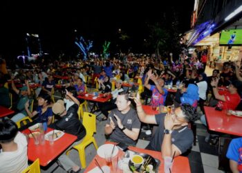 RESTORAN mamak menjadi simbol keharmonian kerana menjadi tempat pelbagai latar belakang berkumpul, berinteraksi dan berkongsi ruang tanpa mengira kaum atau agama.
