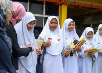 PEMAKAIAN lencana Jalur Gemilang memberi mesej kerakyatan yang mana mereka semua adalah satu komuniti nasional sebagai bangsa Malaysia yang bersatu.