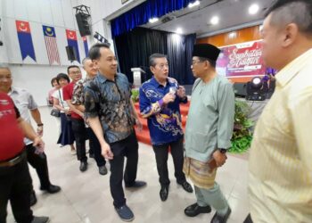 MOHAMED KHALED beramah mesra dengan orang ramai dalam Majlis Rumah Terbuka Aidilfitri Parlimen Kota Tinggi di Dewan Jubli Intan, Kota Tinggi, Johor hari ini.