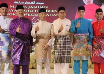 ABDUL Khalib Abdullah (tiga dari kanan) bersama Tan Sri Muhyiddin (tiga dari kiri)  di Majlis Rumah Terbuka Aidilfitri Bersatu Pahang di Temerloh, Pahang. - UTUSAN/ SALEHUDIN MAT RASAD
